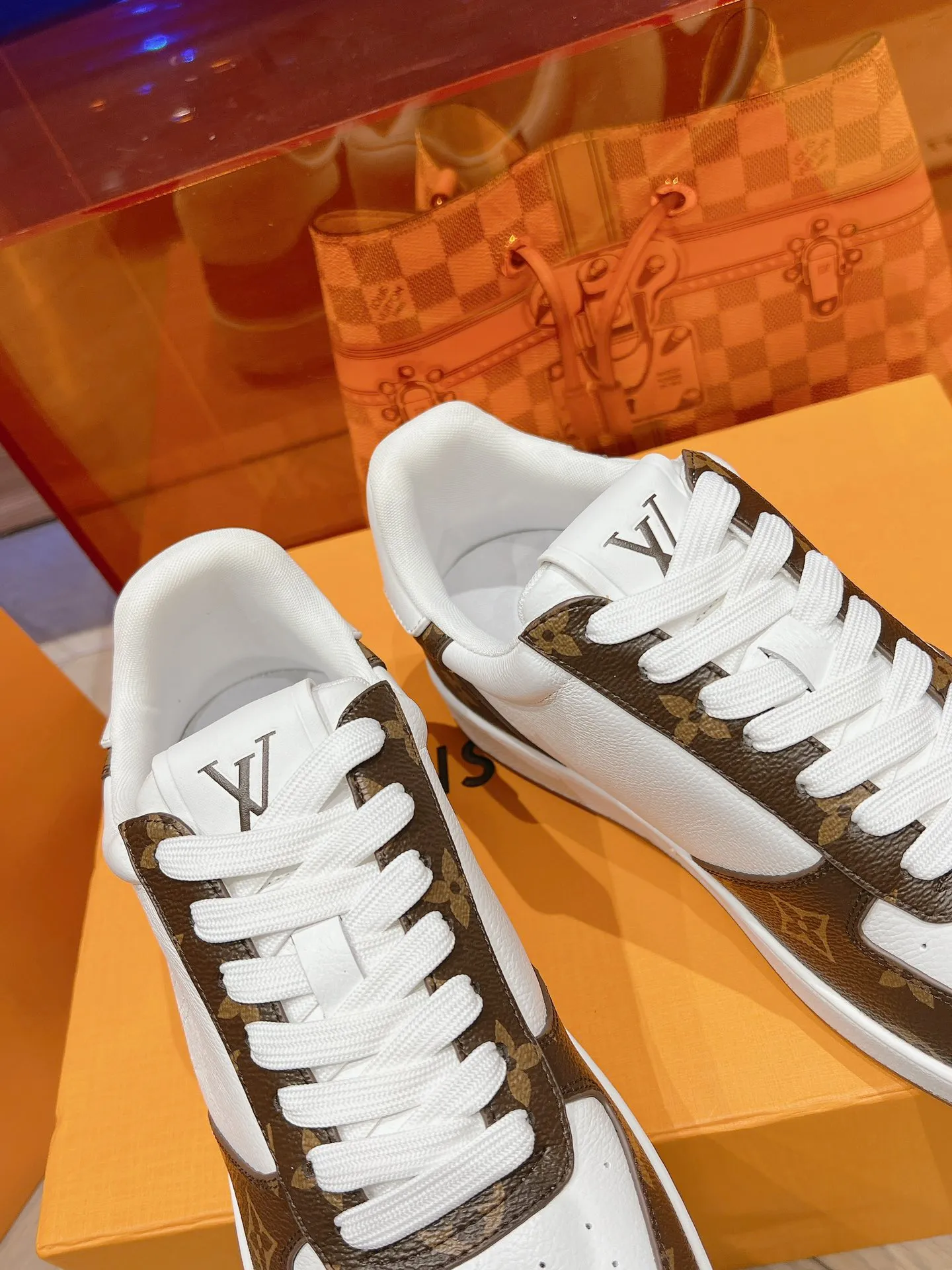 👟👟Ex-factory price 680👟👟 LV new white shoes men's letter series letter color matching pure cowhide 3D printed breathable holes men's casual business travel shoes👟full of comfort Size number: 39-45